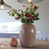 Beige vaas met bloemen