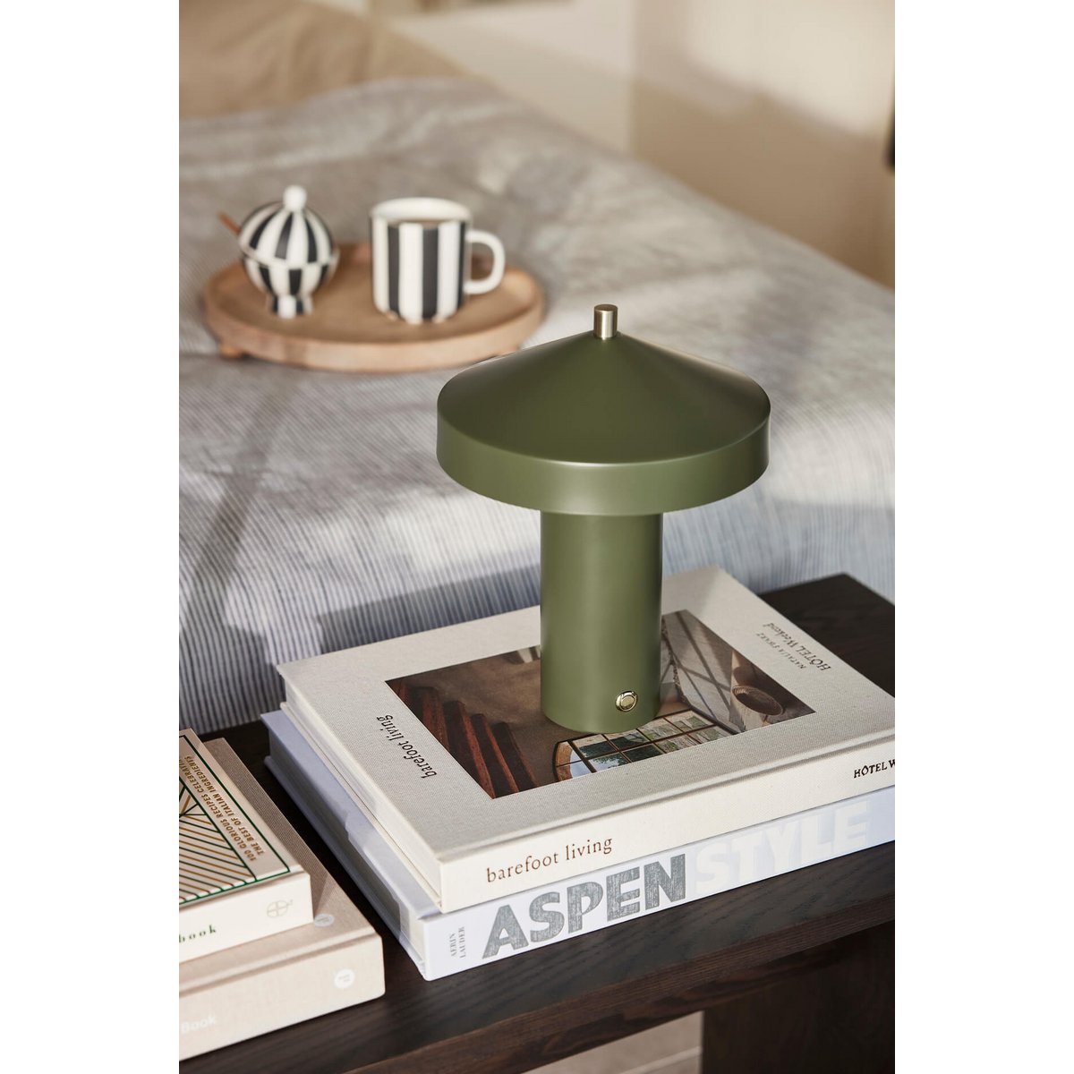 Groene design lamp op houten bankje