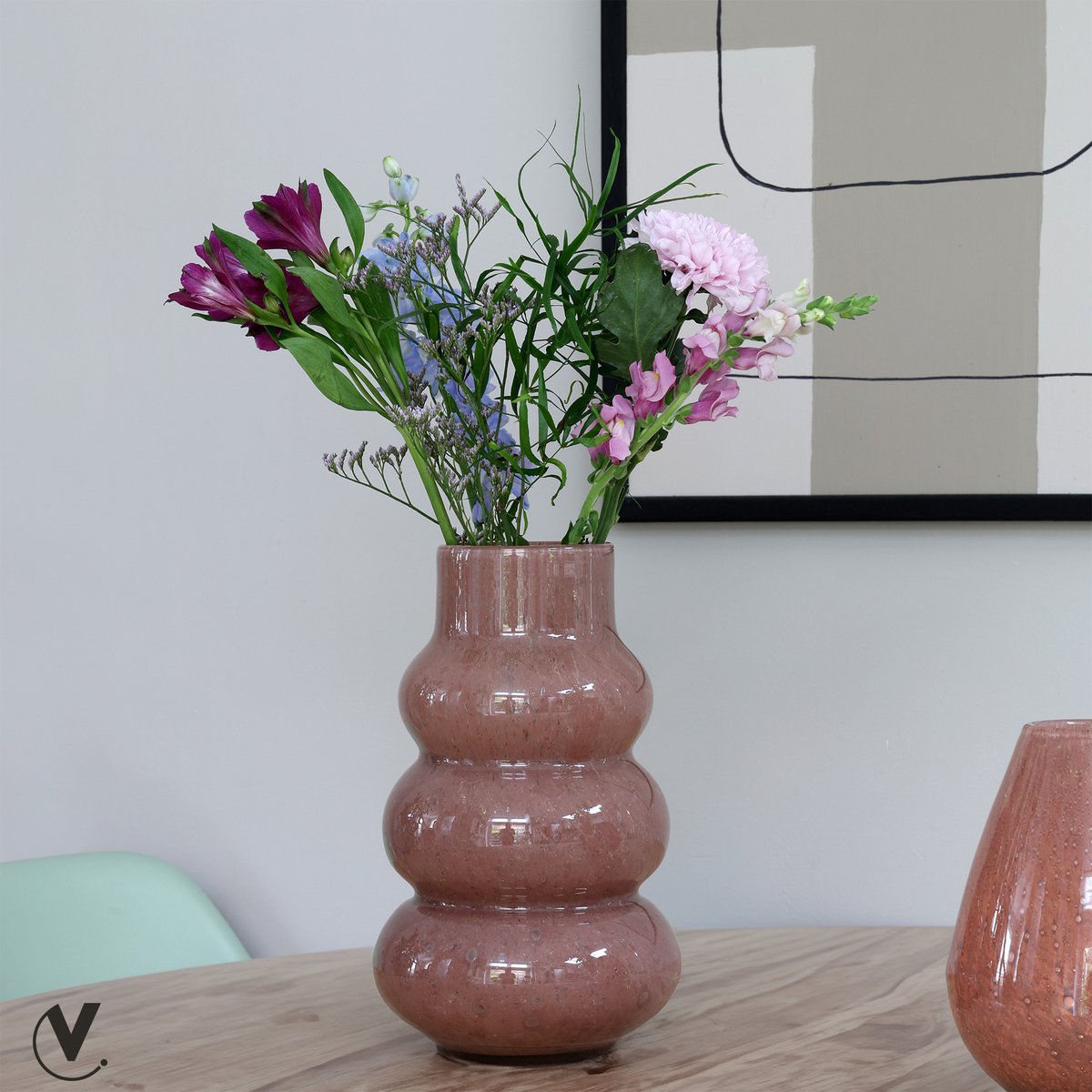 Bolvormige vaas met bloemen