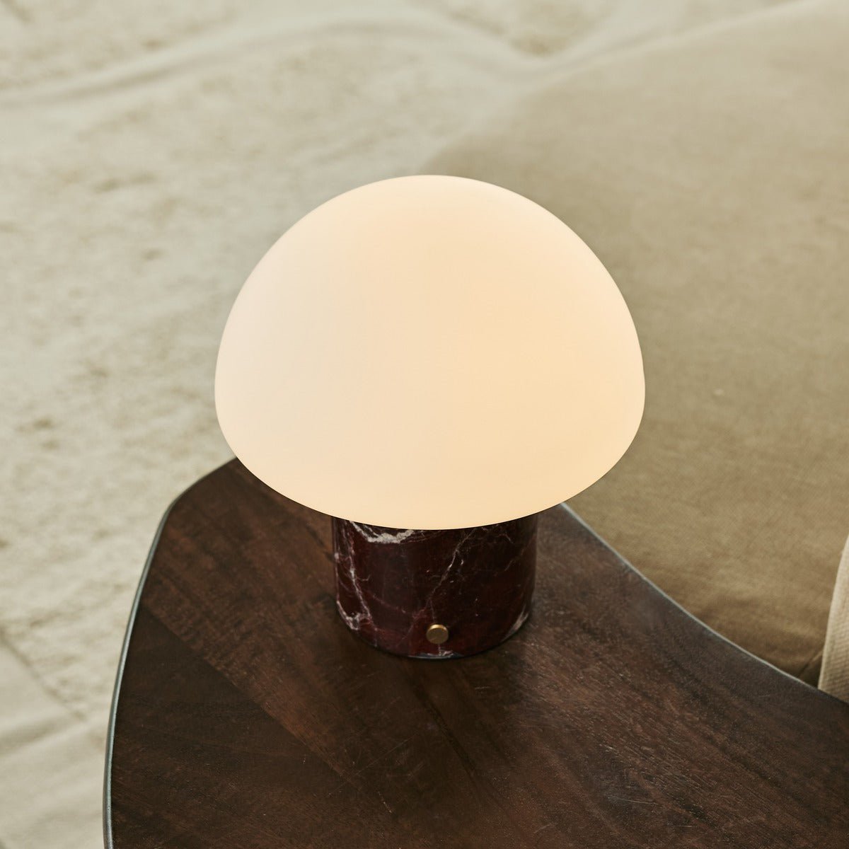 Lamp rood marmer op stoel