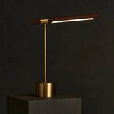 design bureaulamp met zwarte achtergrond