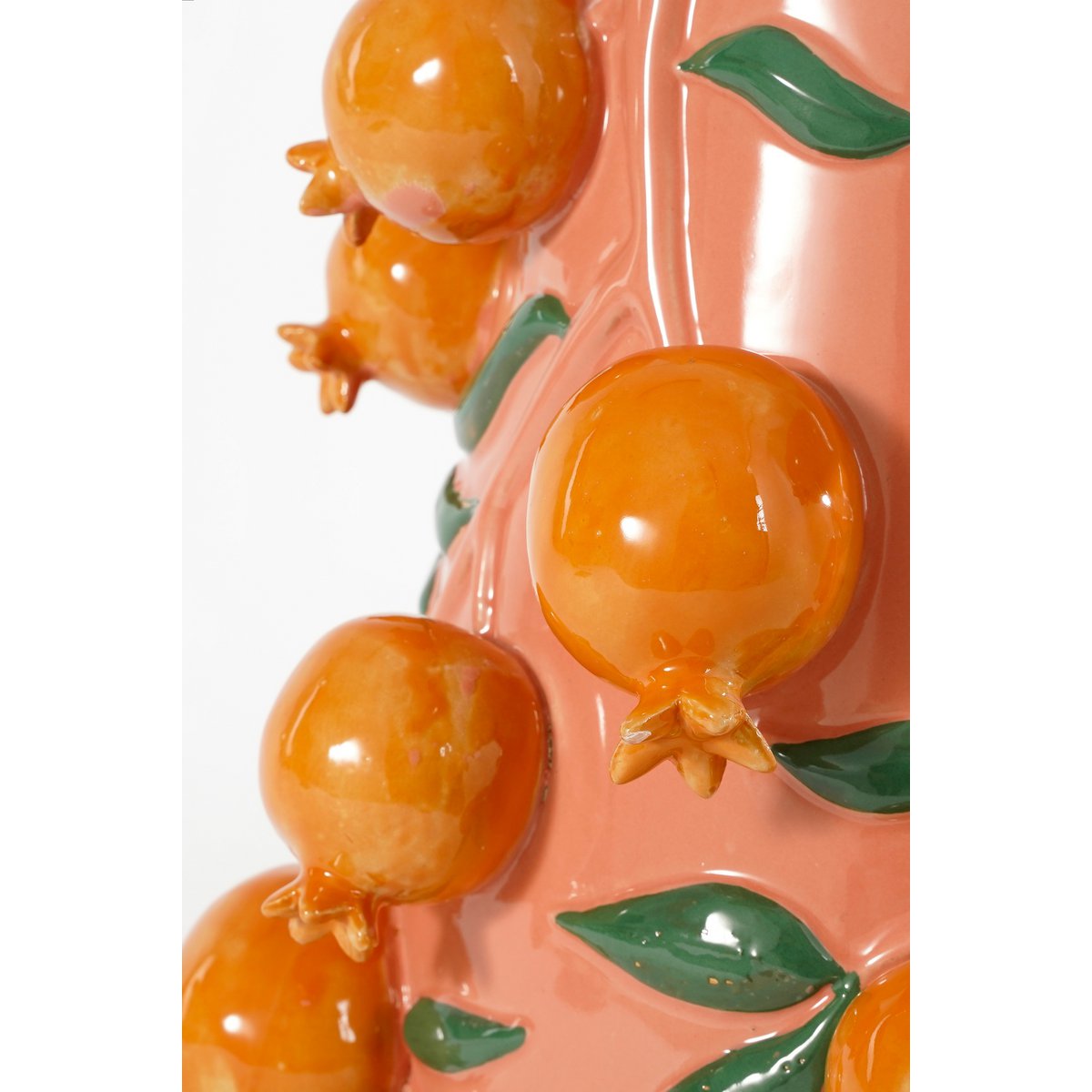 Gekleurde vaas met fruit eraan glimmend