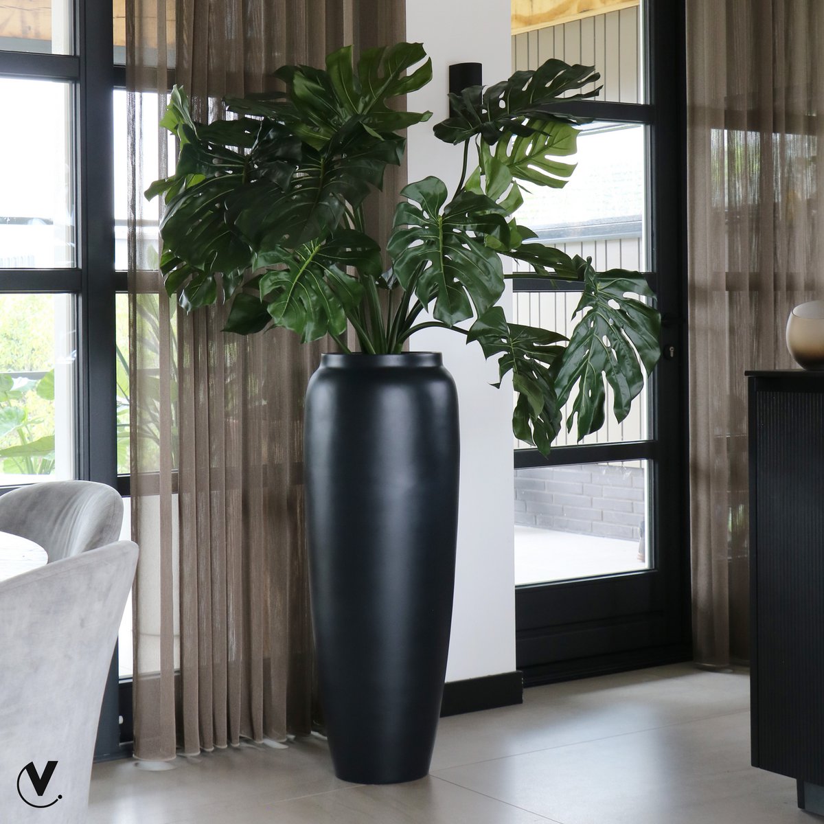 zwarte plantenpot met plant