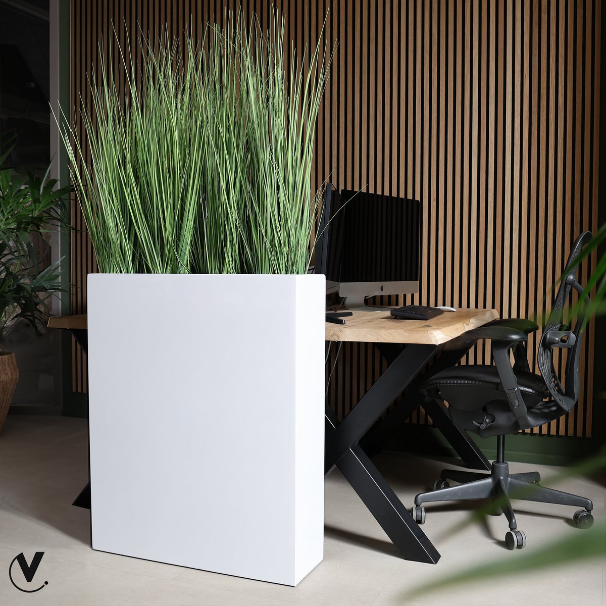 Smalle hoge plantenbak op kantoor