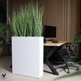 Smalle hoge plantenbak op kantoor