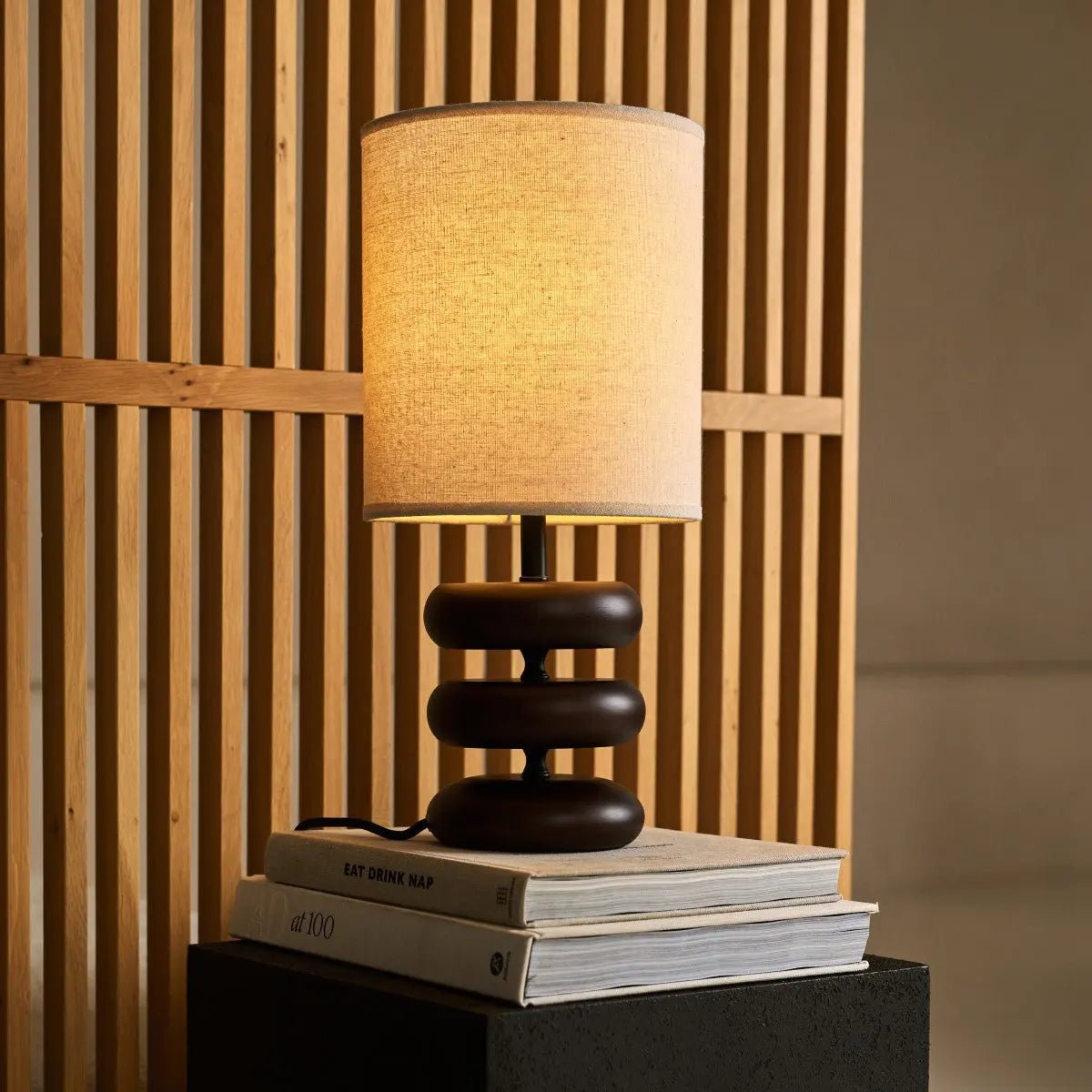 Schemerlamp vensterbank op boeken