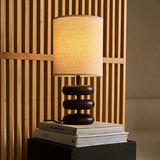 Schemerlamp vensterbank op boeken