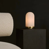 Albasten lamp op tafel