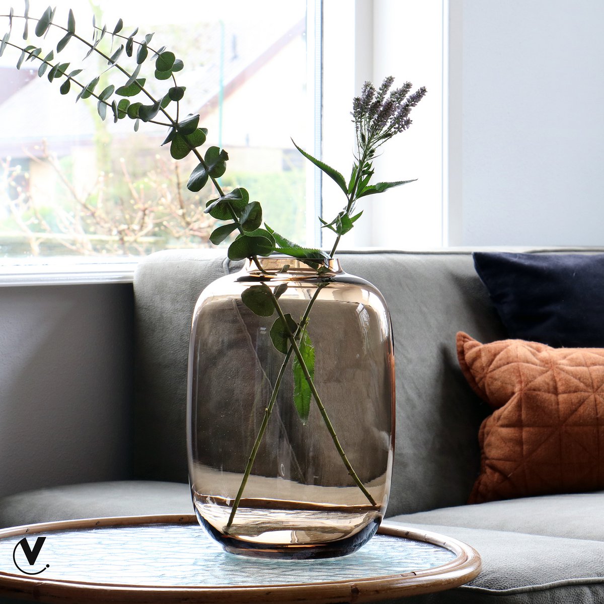 Bruine glazen vaas met planten erin