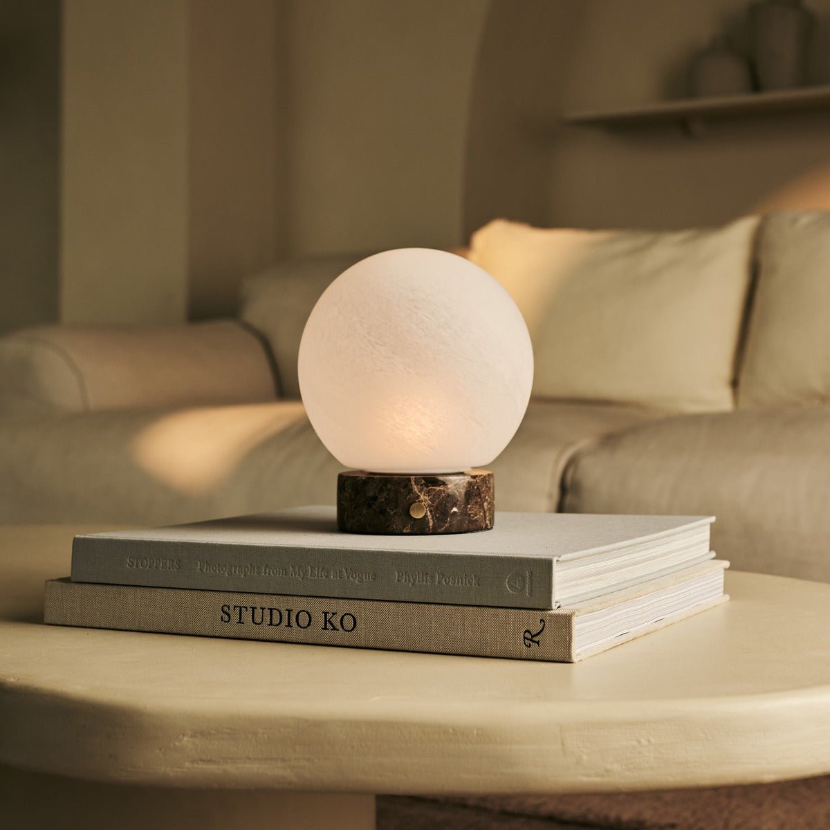 Bolvormige lamp op boeken