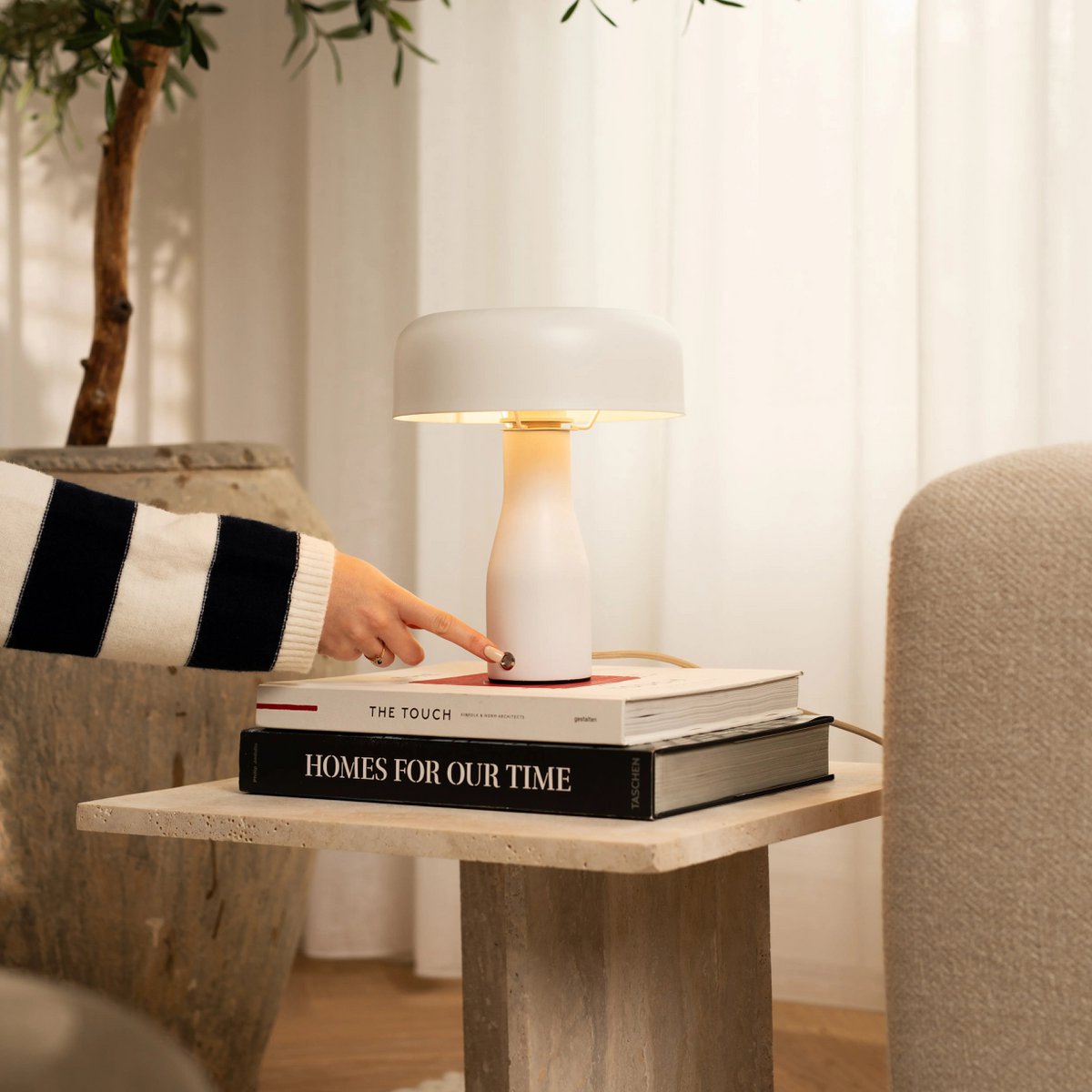 Industriële vensterbank lamp op tafel