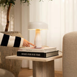 Industriële vensterbank lamp op tafel