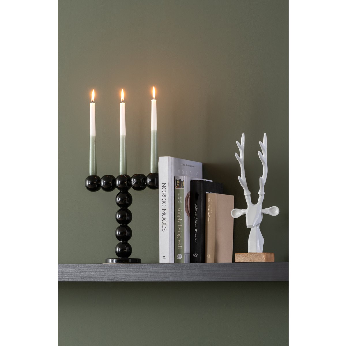 Houten ornament vensterbank  op kast