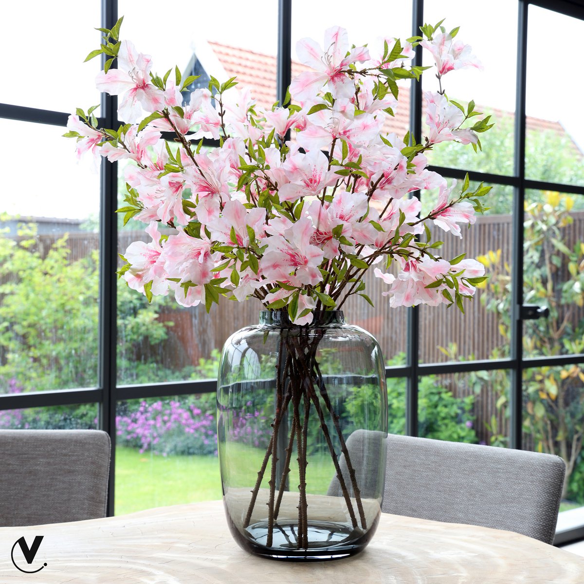 Glazen vaas met kleurverloop met bloemen