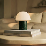 Paddenstoel vormige lamp op boeken
