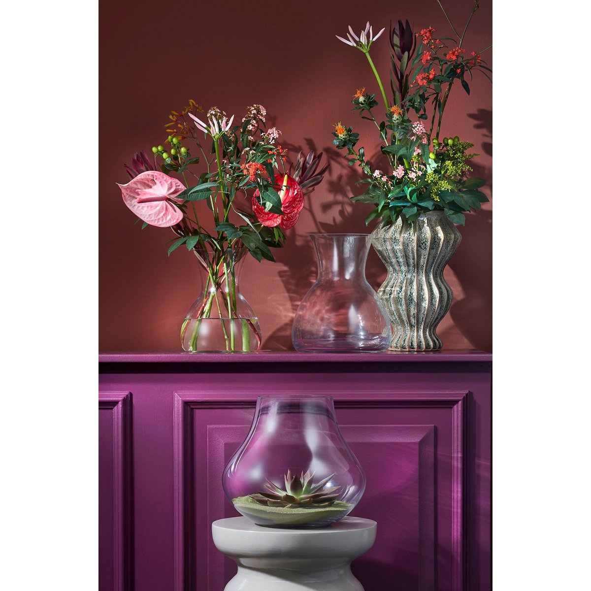 Keramieken smalle vaas met bloemen 