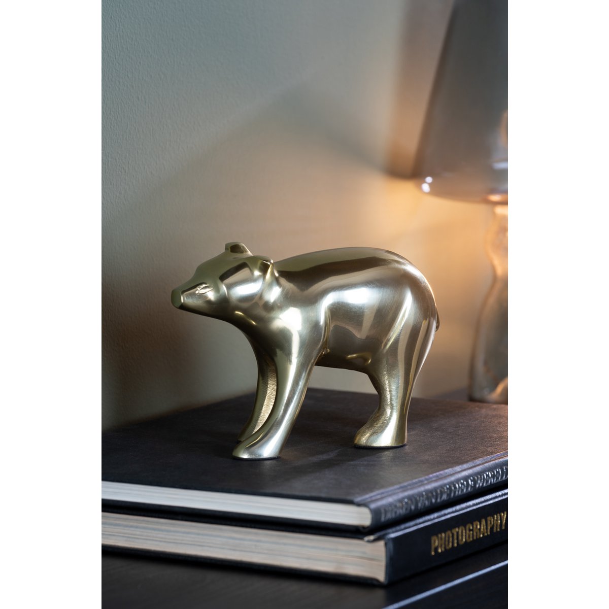 Standbeeld beer goud op boeken