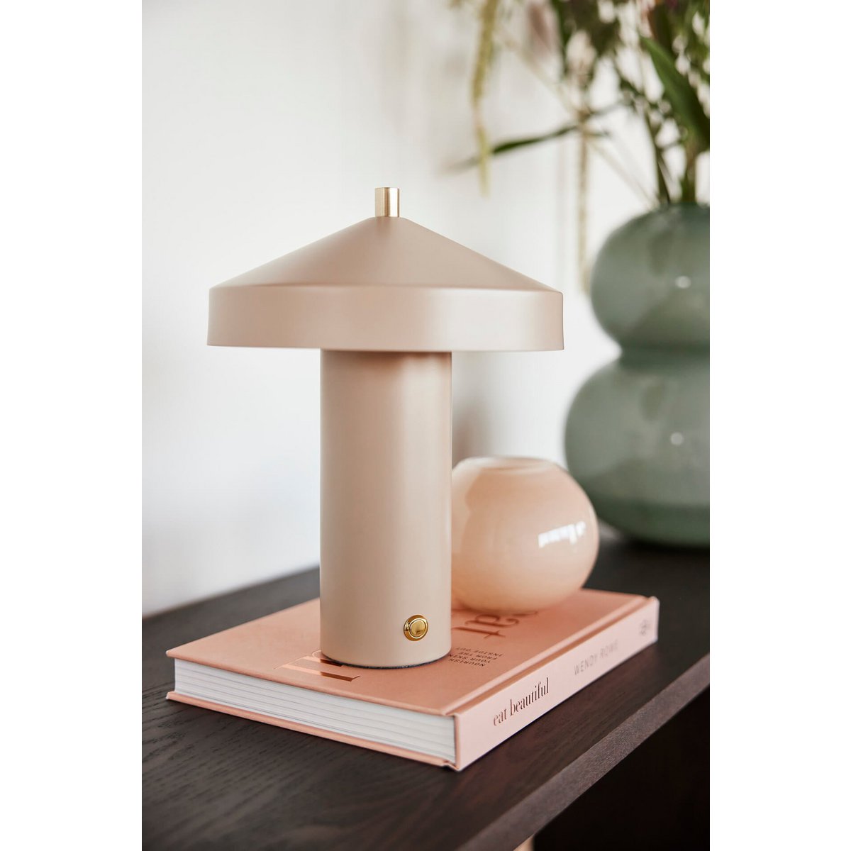 beige designlamp op boek