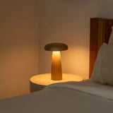 Houten tafellampje naast bed