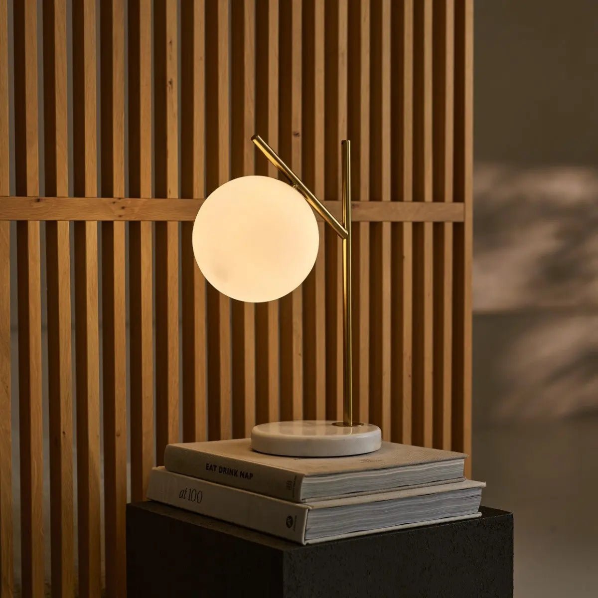 luxe rondvormige lamp op boeken