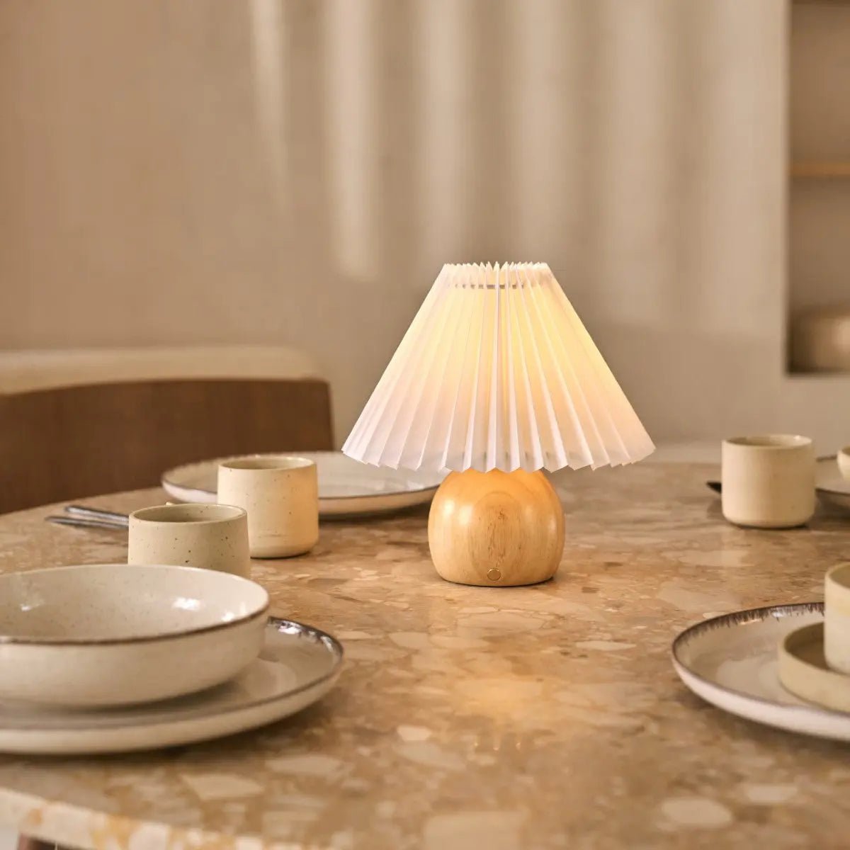 Houten lamp met lampenkap op dinertafel
