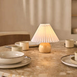 Houten lamp met lampenkap op dinertafel