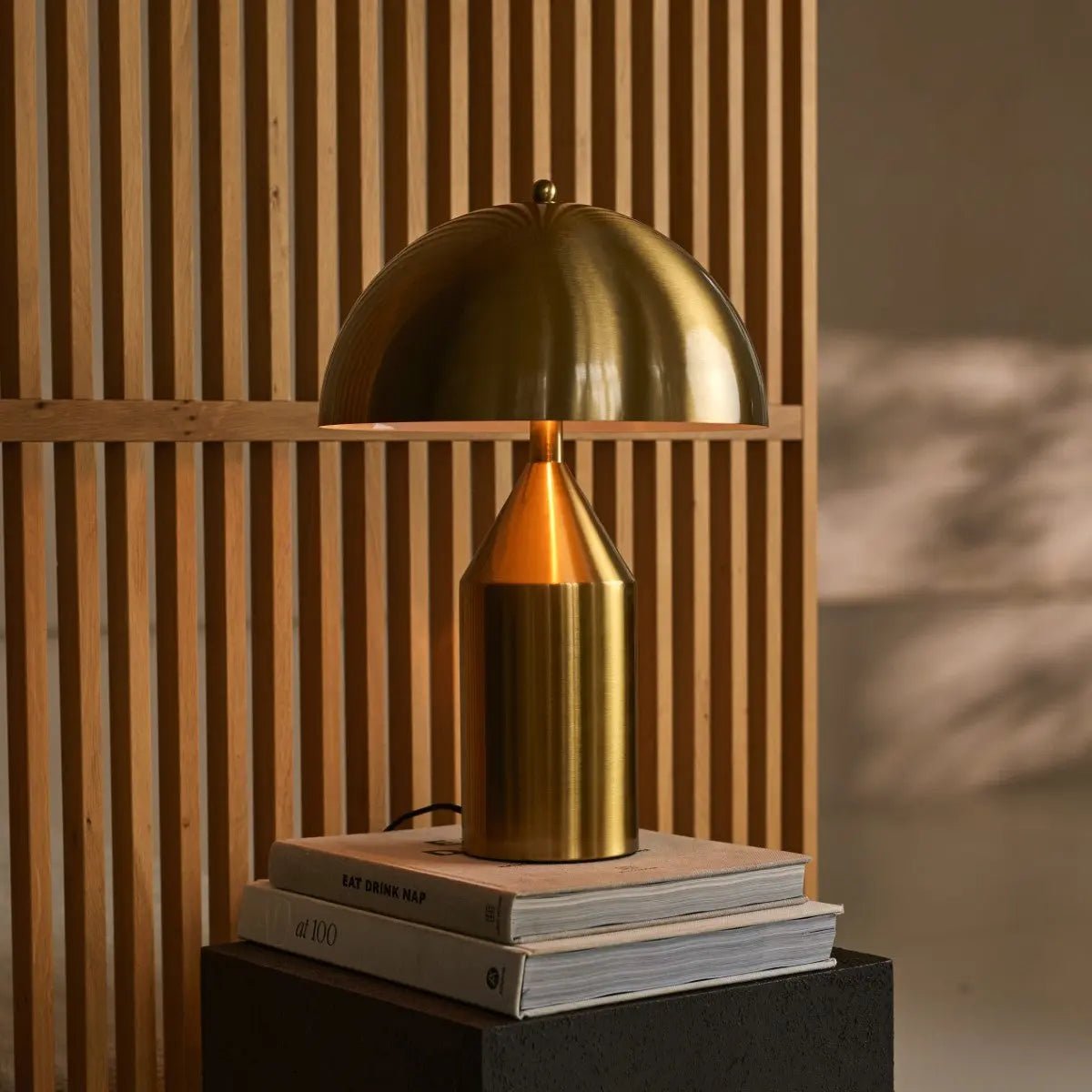 Gouden design lamp groot formaat op boek
