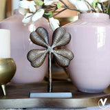 klavertje vier ornament zwart op tafel