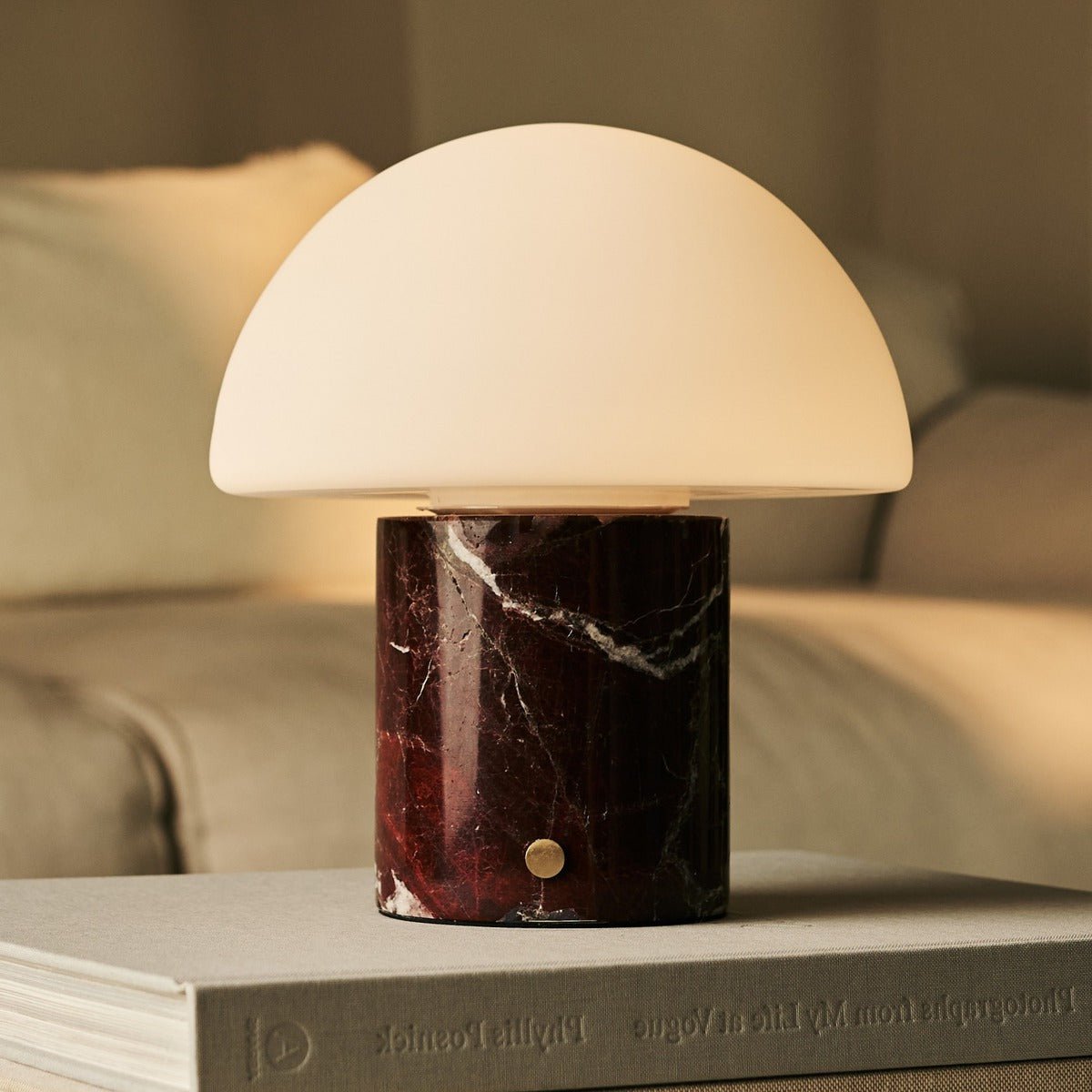 Lamp rood marmer op boeken