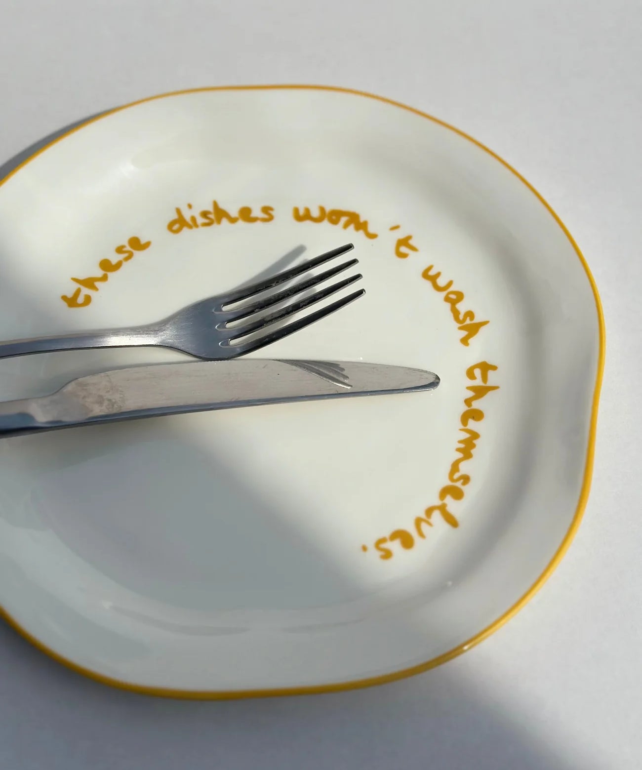 these dishes don't wash themself bord met bestek