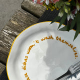 these dishes don't wash themself bord op tafel