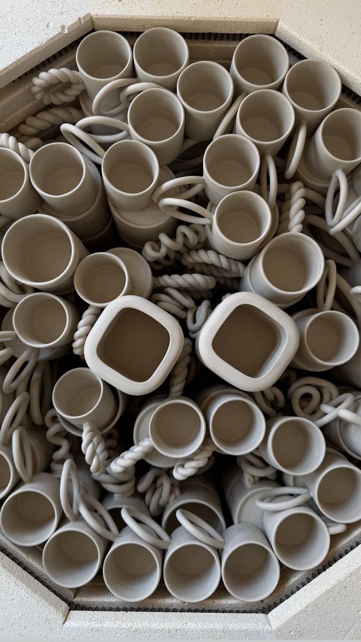 Keramieken mokken in de oven